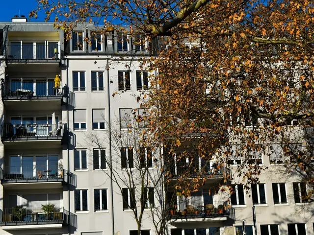 Altbau-Wohnhaus mit Balkonen